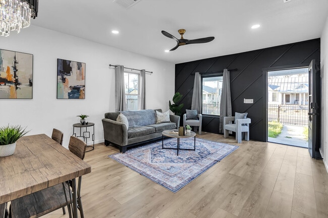 Building Photo - 2306 E Houston St Unit ID1328945P