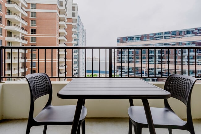 Photo - 850 N Randolph St Unidad FL19-ID8612A