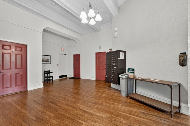 Photo - Welcome to the Baynard House; Elegant, Spacious & Bright Showing- Showing Sunday 7/26 9:30am-9:45am Unidad 3