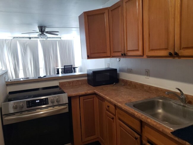 Building Photo - 1 bd. 1 ba. Harbor Lights Unit - Partly Fu... Rental