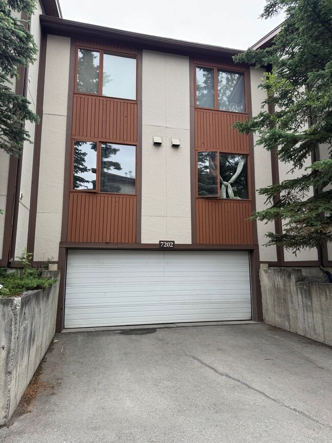 Building Photo - 7202 Foxridge Cir