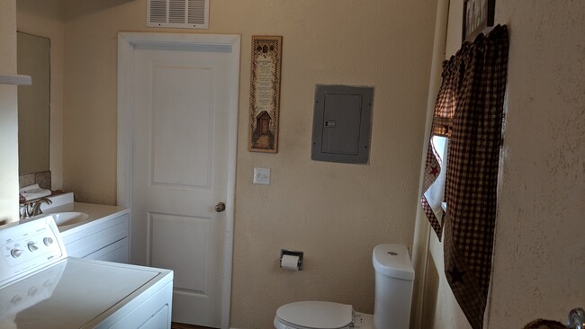 Main bathroom / Washer &amp; Dryer - 320 S Institute St Townhome