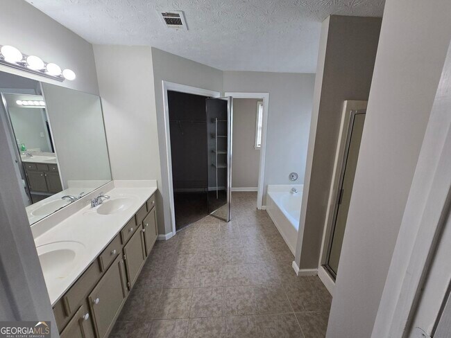 Photo - 724 Jamie Way NE