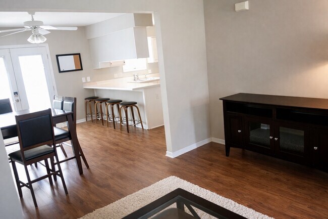 Comer en la cocina - 2416 Eaton Ave