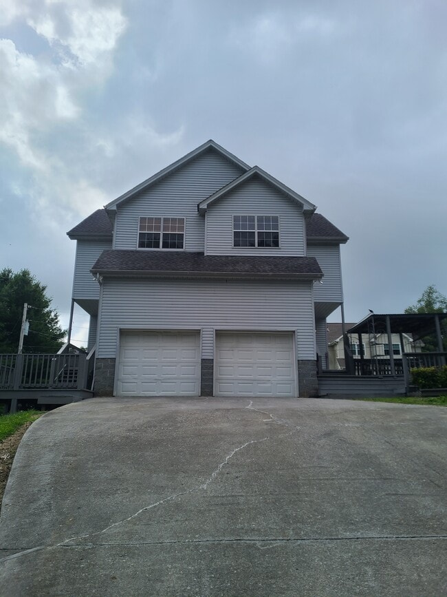 1528 on left - 1528 Old Oak Ln Townhome
