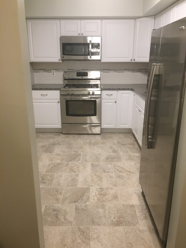 Kitchen - 57003 Delaire Landing Rd