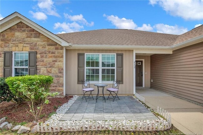 Photo - 672 Hogart St