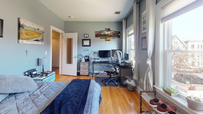 Photo - 735 E 3rd St