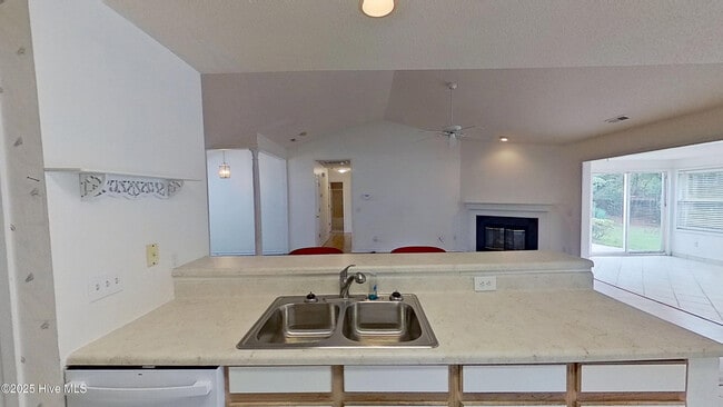 Photo - 303 Putnam Dr