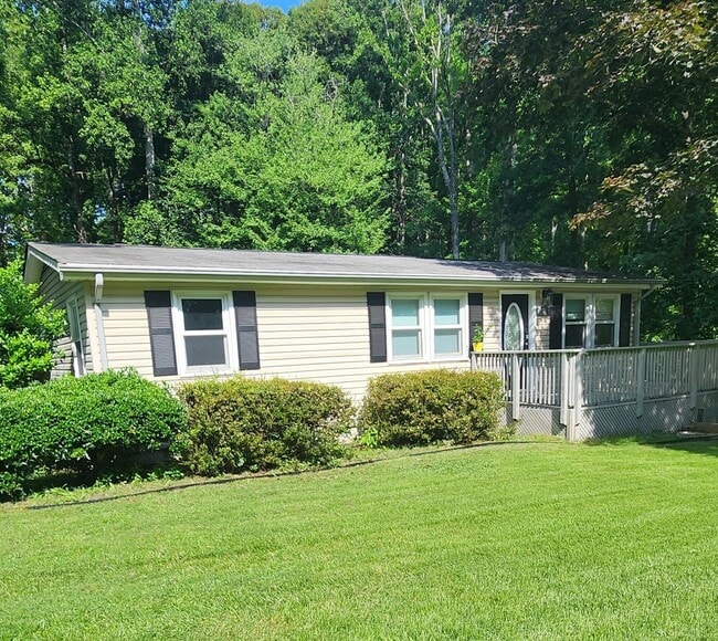 Cozy 3 Bedroom Rambler Nestled on a large property - Cozy 3 Bedroom Rambler Nestled on a large property