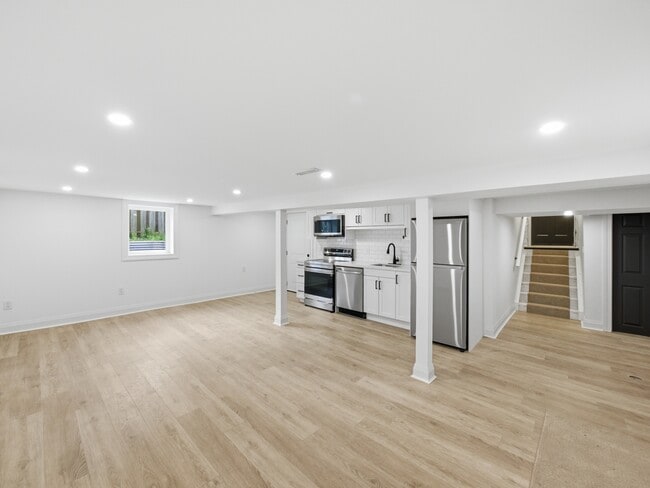 Photo - 647 Limeridge Rd E
