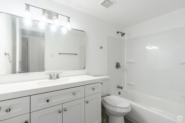 2BR, 1.5BA - 1,045SF - Bathroom