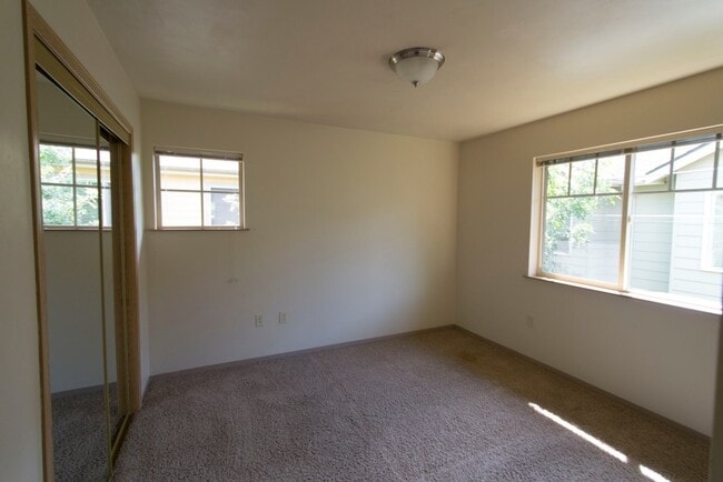 Photo - Nice 3 Bed Upstairs Flat - Walking Distance to Campus! Unit B