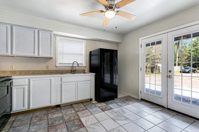 Photo - 212 Francis St