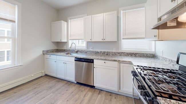 Building Photo - 677 Bennington St Unit 3