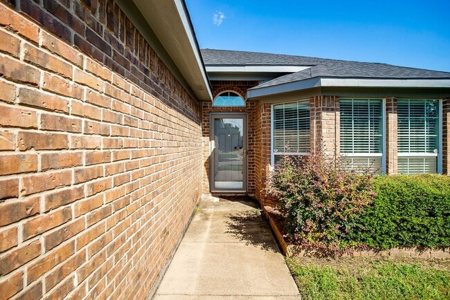 Photo - Welcome Home- Stylish 3 Bedroom, 2 Bath Ho...