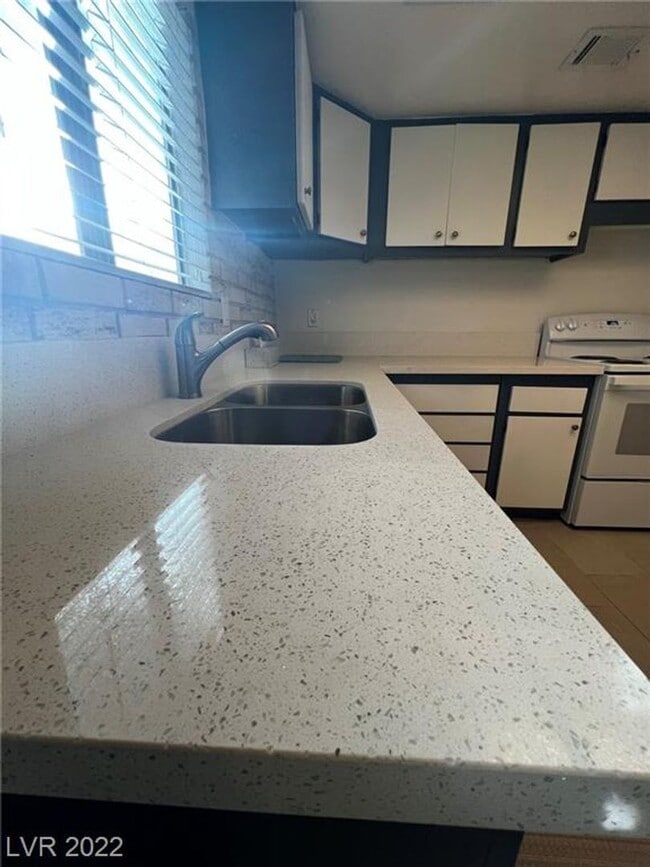 Building Photo - Immaculate two bedroom, two story town hom... Rental
