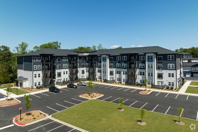 Edificio y estacionamiento - Lively at Drayton Mills