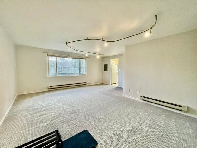 Photo - One Bedroom Condo Near University of Washi...