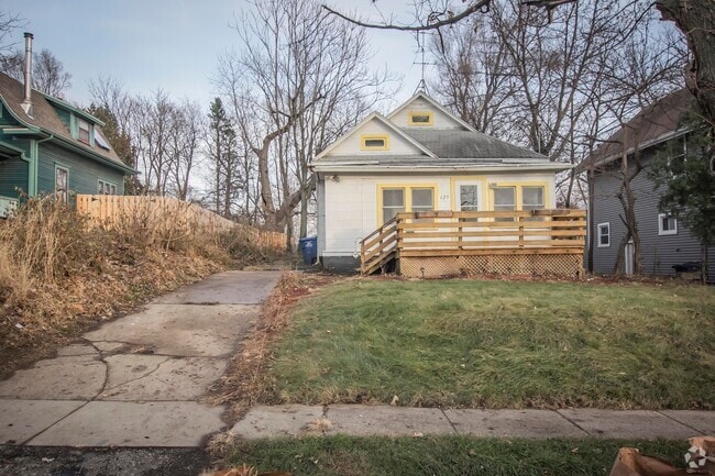 Building Photo - Spacious 3 bedroom 1 bath Rental