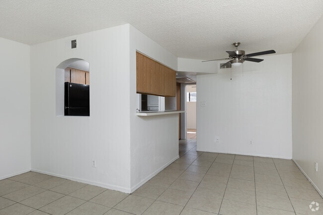 1 habitación, 1 baño, 750 pies cuadrados, sala de estar y cocina