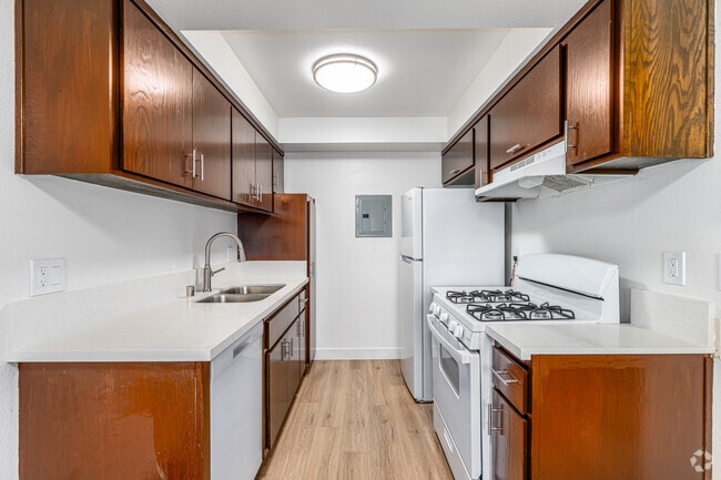 2BR, 1BA - 965SF - Kitchen - Pioneer Plaza