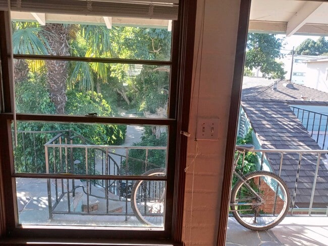 Vista desde la sala de estar - 2023 Cloverfield Blvd Unidad F