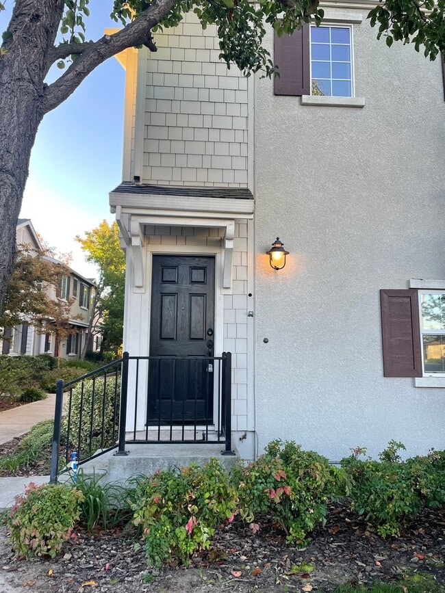 Photo - Beautifully Updated 3BD/2.5BA Townhouse in...