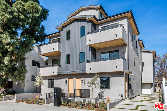 Building Photo - 10819 Morrison St Unit 3-3 Rental