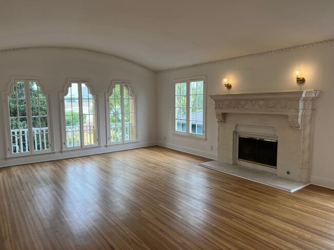 Building Photo - 926 S Curson Ave