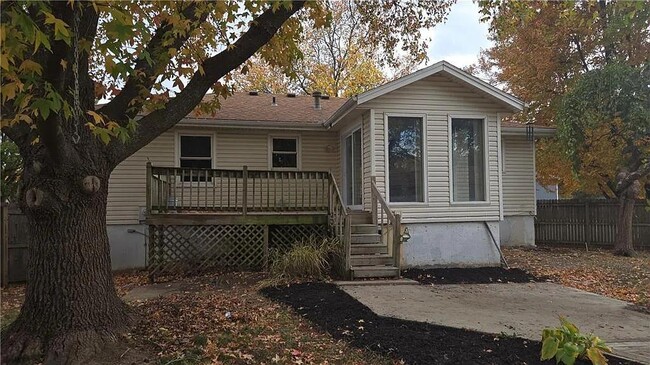 Photo - 518 SE Timbercreek Ln