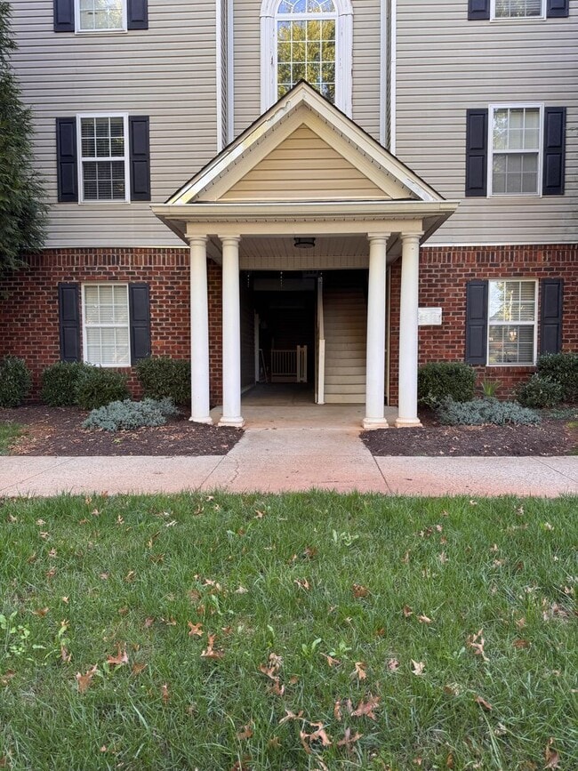 Building Photo - 3 Bedroom || 2 Bathroom Main Level Apartme...