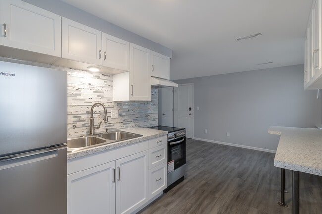 Building Photo - 404 James Ave Unit 101