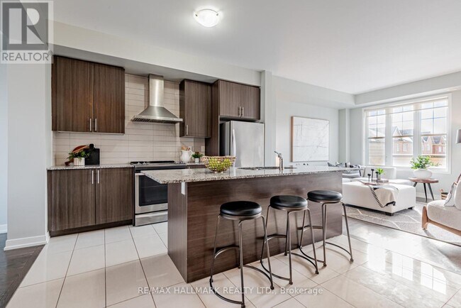 Photo - 10610 Bathurst St