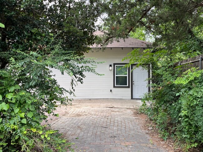 Photo - 825 Elsbeth St