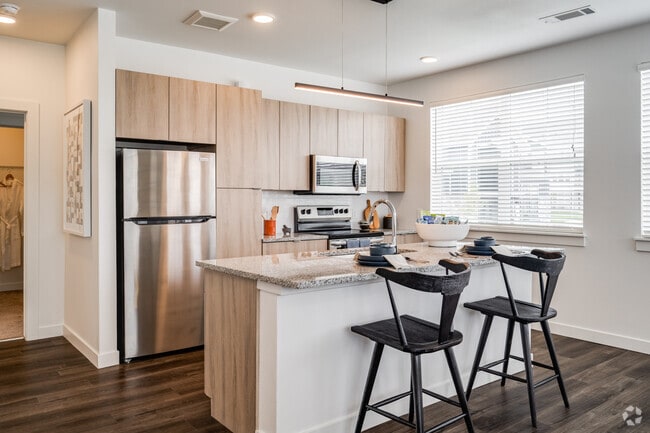 2 BR, 2 BA - 1,100 SF