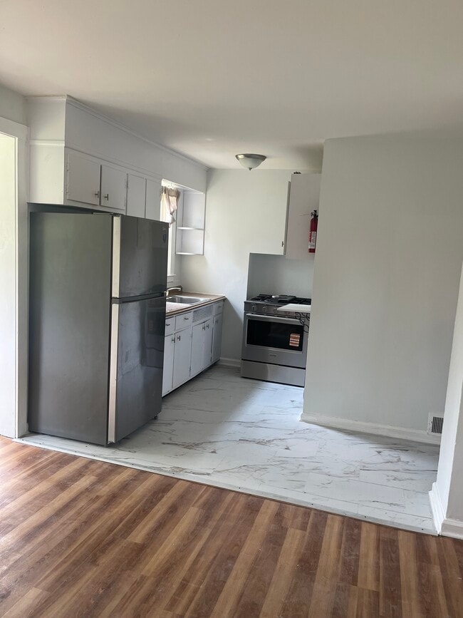 Building Photo - 251 Maple Ave Unit 251 Maple Ave Apartment D