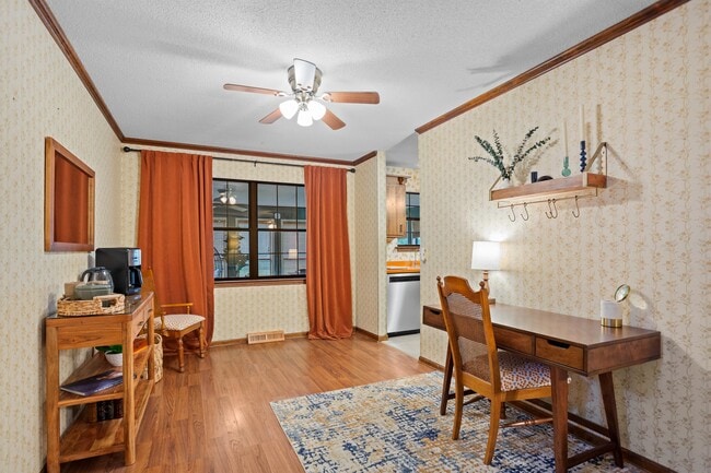 Photo - 708 E Butternut Rd