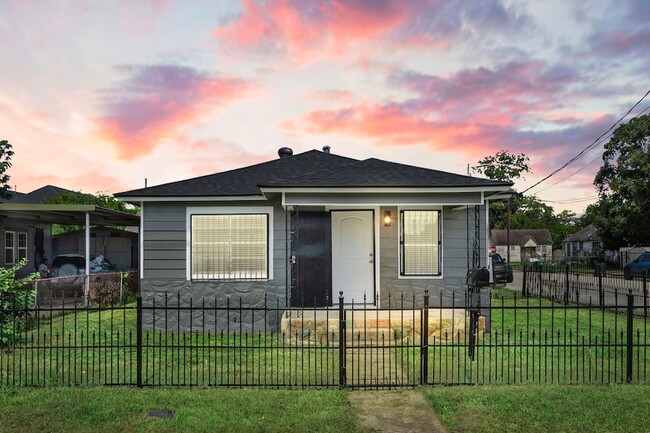 Building Photo - 5519 Chapman St Rental