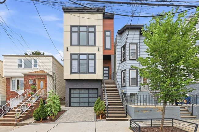 Building Photo - 192 Congress St Unit 2