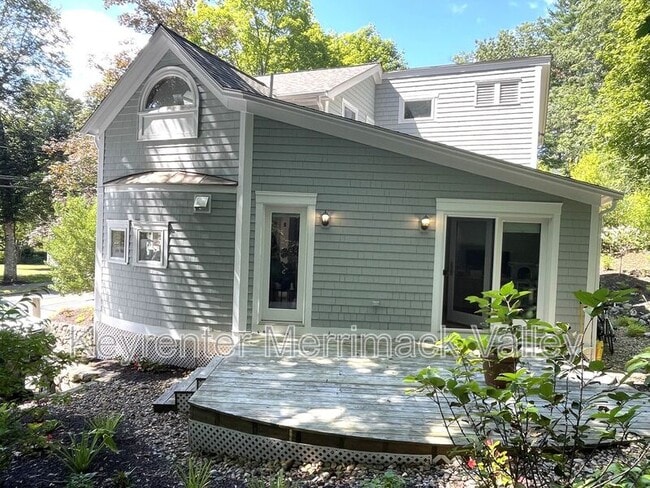 Building Photo - 44 River St