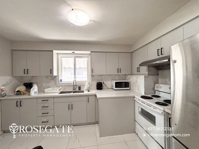 Building Photo - Spacious 3+Den Main Level Apartment with Parking – Flat Utilities – Barrie Unit 1