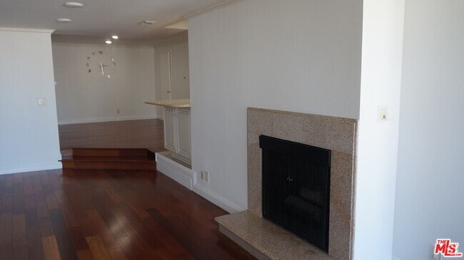 Building Photo - 137 S Palm Dr Unit 405 Rental