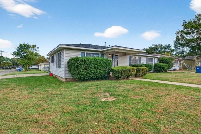 Photo - 707 Carver St