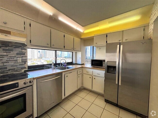 Building Photo - 3 bedroom in Sunny Isles Beach FL 33160 Rental