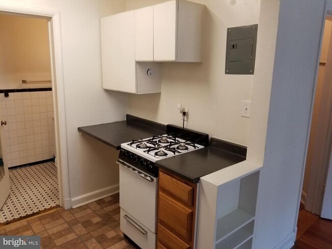 Building Photo - 2112 O St NW Unit 1