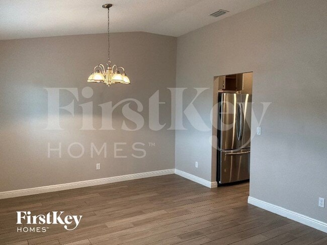 Photo - 526 SW Dahled Ave