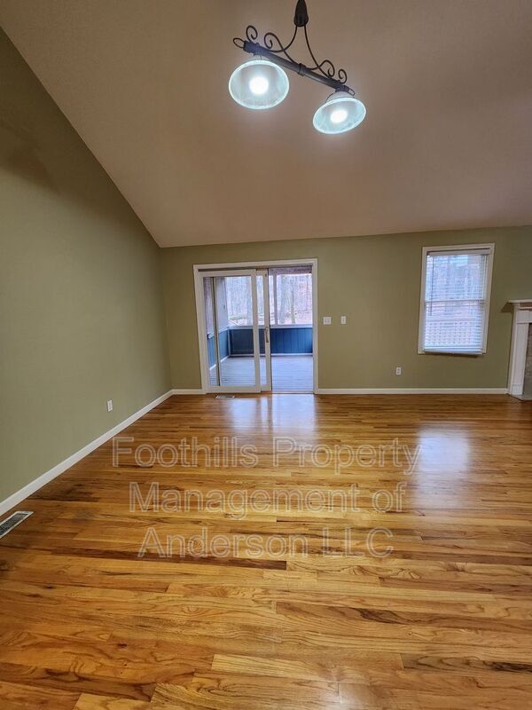 Photo - 102 Circle Dr