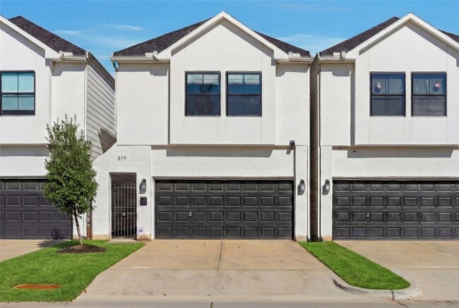 Building Photo - 819 W 19th St