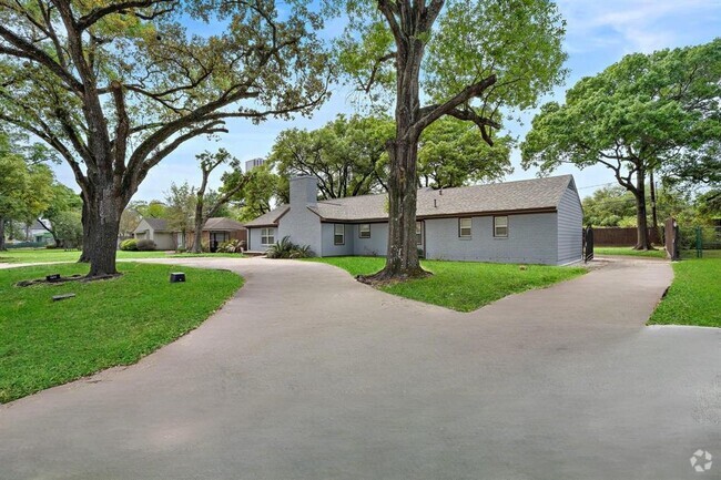 Building Photo - 1068 Chimney Rock Rd Rental